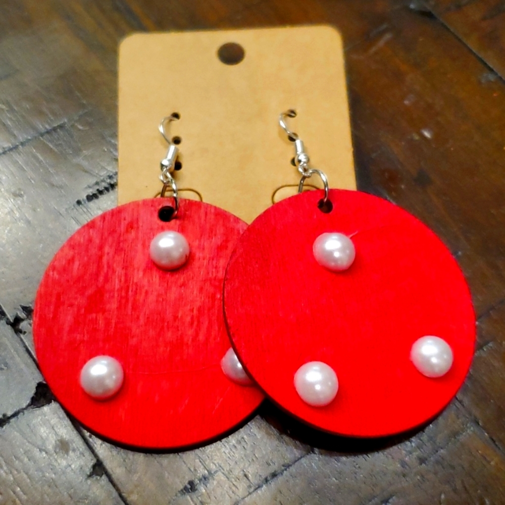 Wood earrings with pearls